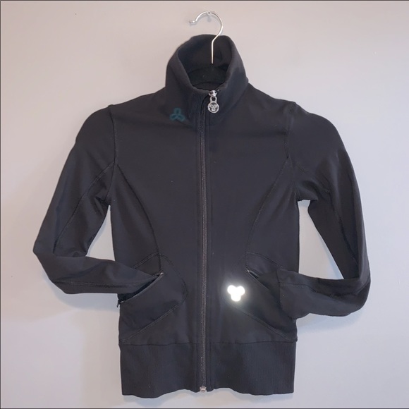 TNA Aritzia black cropped lightweight athletic zip up sweater - Picture 2 of 13